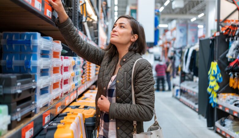 El gasto de consumidores en EU aumenta en agosto; la inflación se desacelera