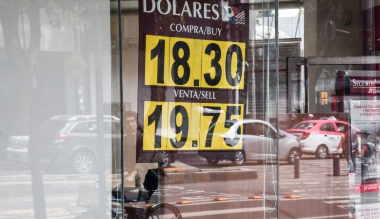 El dólar cierra abajo de los 20 pesos ante temores por la reforma judicial