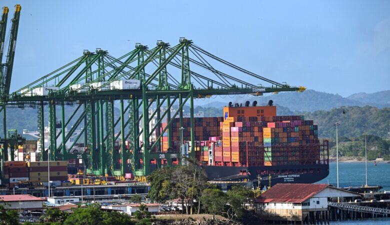 Trump exige paso libre por canales de Panamá y Suez para barcos de EU