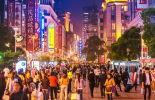 China publica un plan para ampliar la apertura del sector servicios