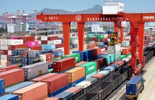 China sube a 125% los aranceles a los productos de EU