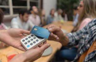 ¿Cena con amigos? Una startup promete cuentas separadas sin enredos